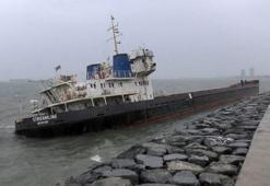 Zeytinburnu'nda karaya oturan gemi kurtarılmayı bekliyor