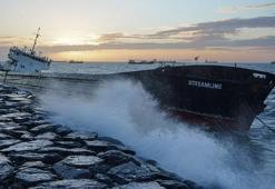 Zeytinburnu'nda karaya oturan gemi; Fırtına nedeniyle sol tarafı suya gömüldü