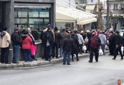 Yunanistan'da ekonomik kriz derinleşiyor: Bedava yemek için metrelerce kuyruk