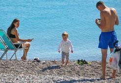 Güneşin keyfini yerleşik turistler çıkarttı