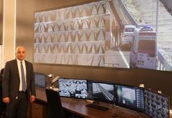 Akıllı otoyolda aracının lastiği patlayan kadın sürücüye 10 dakikada yardım