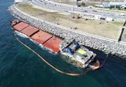 Zeytinburnu’nda karaya oturan gemi sökülerek parçalanıyor