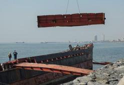 Zeytinburnu'nda karaya oturan geminin sökülen parçaları karaya taşınıyor