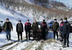 Avladıkları karacayı sırtlarında taşırken yakalandılar