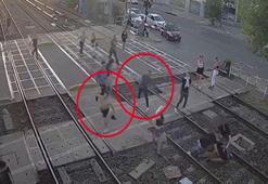 Arjantin’de tren rayında iki grup arasında çıkan kavga kamerada