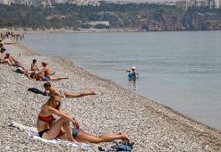 Kısıtlamadan muaf turistlerin sahil keyfi