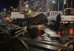Sivas'ta şiddetli rüzgar çatıları uçurdu