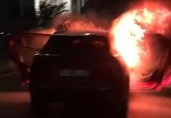 İsrail'i protesto için başkonsolosluk önünde aracını yaktı