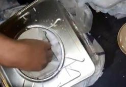 Kaçak telefonları, otobüs bagajındaki peynir tenekesine gizlemişler