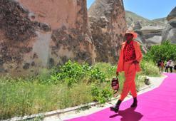 Kapadokya'da ünlü mankenlerle dijital platform defilesi