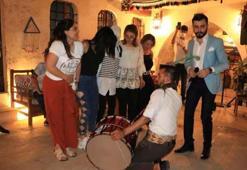 Şanlıurfa'ya gelen turistler, sıra gecelerinde eğleniyor