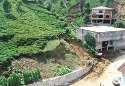 Rize'de heyelanda evler askıda kaldı