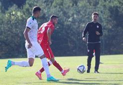 Hakemler gelemeyince mücadeleyi yardımcı antrenörler yönetti