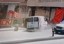 Esenler'de kadınla çocuğunu yön levhası kurtardı; mucize kurtuluş kamerada