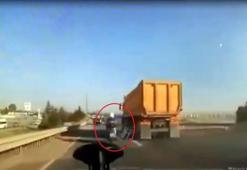 Trafikte tartışığı motosiklet sürücüsüne kamyonuyla çarpıp, kaçtı