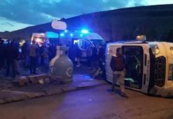 Otomobilin çarptığı servis minibüsü devrildi; 6 çocuk yaralandı