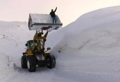5 metre karda, 1 kilometrelik yolu 1,5 saatte açtılar