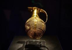 4,250-yeard-old golden beak-spouted ewer smuggled from Anatolia returns to Turkey