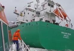 Gemide kaza geçiren personel, Kıyı Emniyeti ekibi tarafından karaya çıkardı