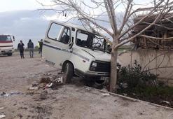 Kamyonetin ikiye bölündüğü kaza kamerada