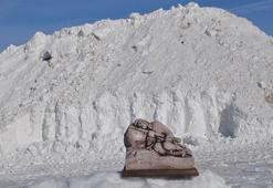 200 kamyon karla donarak şehit olan askerlerin heykelini yapacaklar
