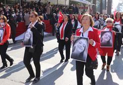 Denizli'deki geçit töreninde öldürülen Şebnem'in fotoğrafları taşındı