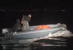 Kaçarken midye dolu çuvalları denize attılar