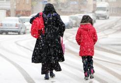 Erzurum, kar yağışıyla bembeyaz oldu