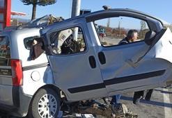 Yön levhasına çarpan hafif ticari araç parçalandı; sürücü ağır yaralı