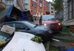 Kağıthanede sebze yüklü kamyonet otomobilin üzerine devrildi