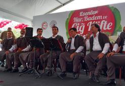 Esenler'deki festivalde 5 ton çiğ köfte, 15 ton nar ve 1 ton badem ikram edildi