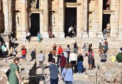 Tarih turizminin gözdesi Efes'te pandeminin izleri siliniyor