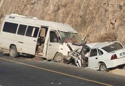 Ters yönden gelen minibüs ile otomobil çarpıştı: 1 ölü, 16 yaralı