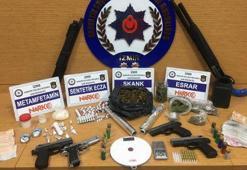 İzmir'de uyuşturucu operasyonunda silahlar da ele geçirildi