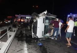 Bariyerlere çarpan işçi servisi devrildi: 7 yaralı