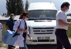 Haritanın rengini maviye çevirmek için kapı kapı dolaşıp, aşı yapıyorlar