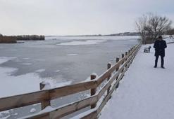 Ankara'da Mogan Gölü kısmen buz tuttu