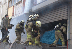 Arnavutköy'de hırdavat deposunda yangın: 4 kişinin cansız bedenine ulaşıldı