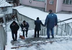 Şişli'de üst geçitlerde zorlu yolculuk kamerada