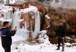 Sıcak su akan yapay şelale dondu