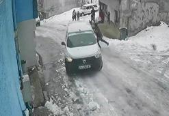 Buzlanan yolda kayan aracını, inip durdurmaya çalıştı