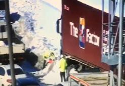 Arnavutköy'de gişelerde mahsur kalan TIR'ı trafik polisi kurtardı