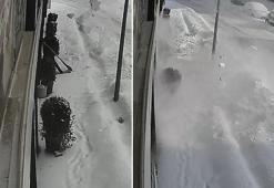 Kar temizlerken ölümden döndüğü anlar kamerada
