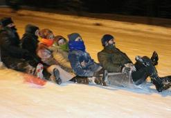 Gençlerin 'Cehennem Yokuşu'nda naylonla kayak keyfi