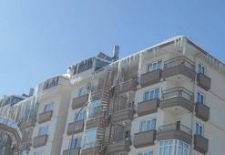 Konya'da, çatılarda 2 metrelik buz sarkıtları oluştu