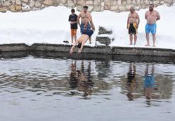 Bitlis'te eksi 10 derecede yüzme etkinliği