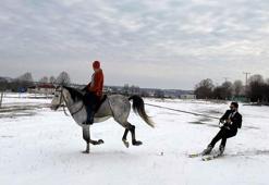 Avcılar'da mahalleler arası kaymıştı; bu kez Çatalca'da atlı kayak yaptı