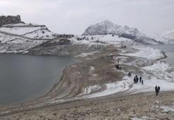 Su çekilince, 2 bin 800 yıllık kaleye 30 yıl sonra yürüyerek gidebildiler