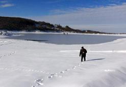Sulugöl Göleti'nin yüzeyi buz tuttu