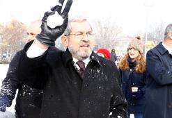 Rektör ile üniversitelilerin 'kar topu savaşı'